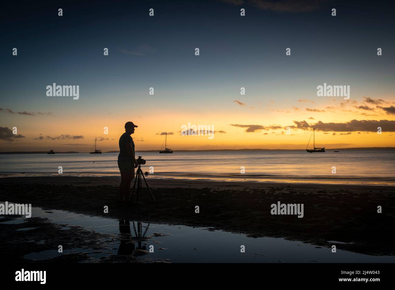 Photographe prenant des photos au coucher du soleil à Kingfisher Bay sur Fraser Island, Queensland, Australie. Banque D'Images