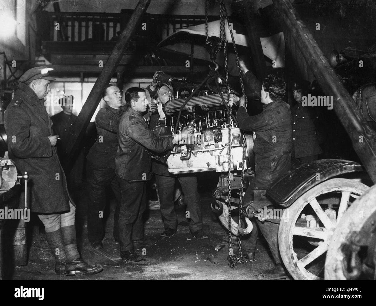 Les mécaniciens de la première Guerre mondiale travaillent sur un atelier de moteur Banque D'Images