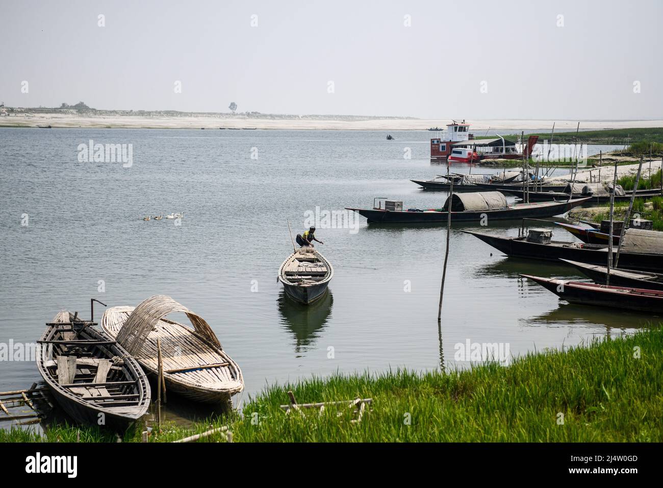 Bogra, Bangladesh. 20th mars 2022. Un pêcheur est vu pêcher dans la rivière Jamuna à Sariakandi Upazila du district de Bogra. Crédit : SOPA Images Limited/Alamy Live News Banque D'Images