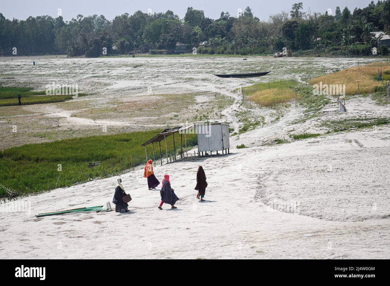 Bogra, Bangladesh. 20th mars 2022. Des piétons marchent le long de la rive de la rivière Jamuna à Sariakandi Upazila du district de Bogra. Crédit : SOPA Images Limited/Alamy Live News Banque D'Images