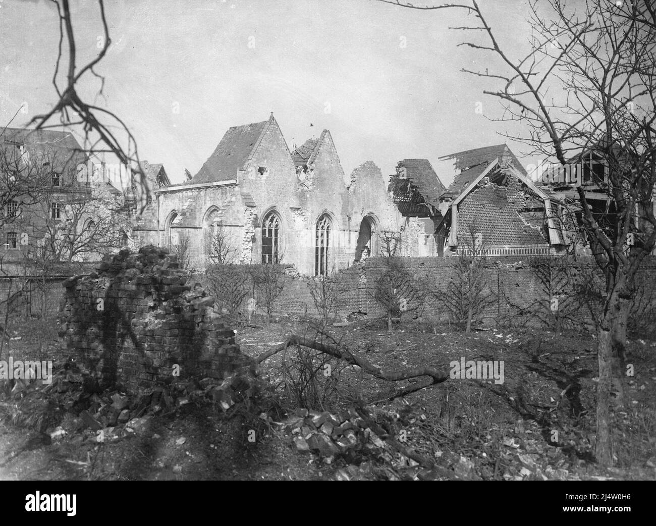 Une vue de l'église en ruines sur la place de Bapaume, vue le 17th mars 1917, Banque D'Images