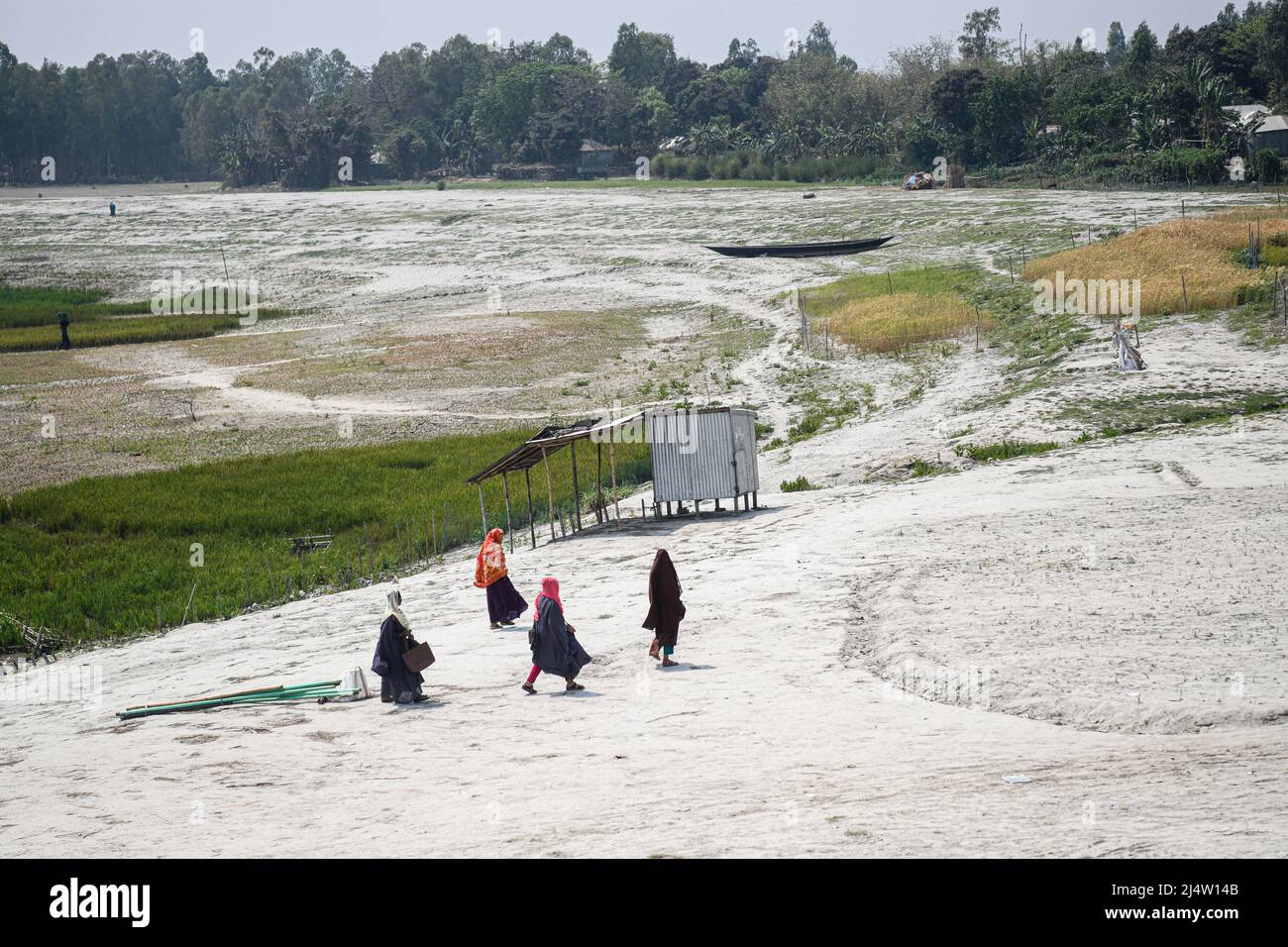 Bogra, Bangladesh. 20th mars 2022. Des piétons marchent le long de la rive de la rivière Jamuna à Sariakandi Upazila du district de Bogra. (Image de crédit : © Piyas Biswas/SOPA Images via ZUMA Press Wire) Banque D'Images