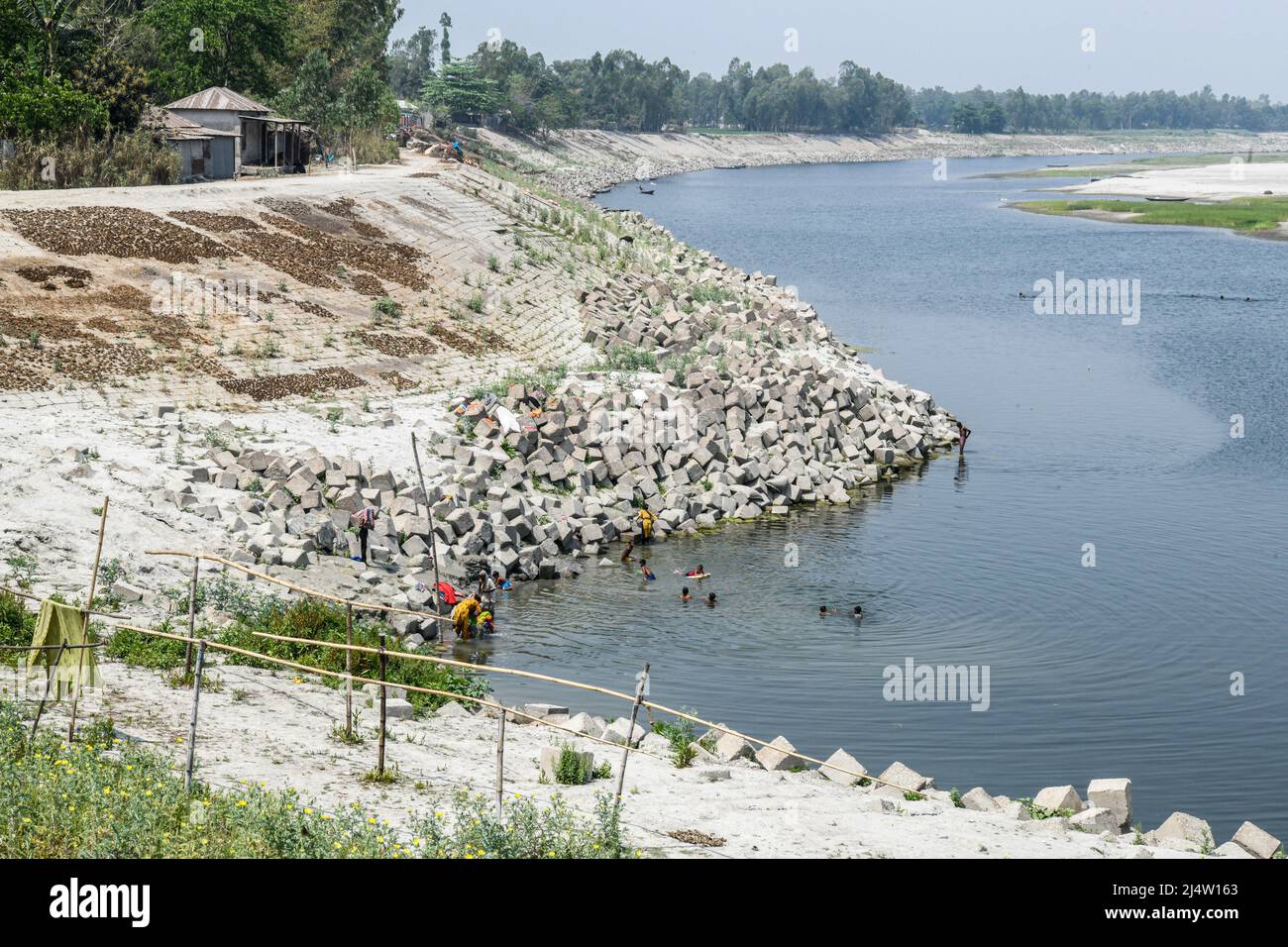 Bogra, Bangladesh. 20th mars 2022. On voit des gens jouer dans la rivière Jamuna à Sariakandi Upazila du district de Bogra. (Image de crédit : © Piyas Biswas/SOPA Images via ZUMA Press Wire) Banque D'Images