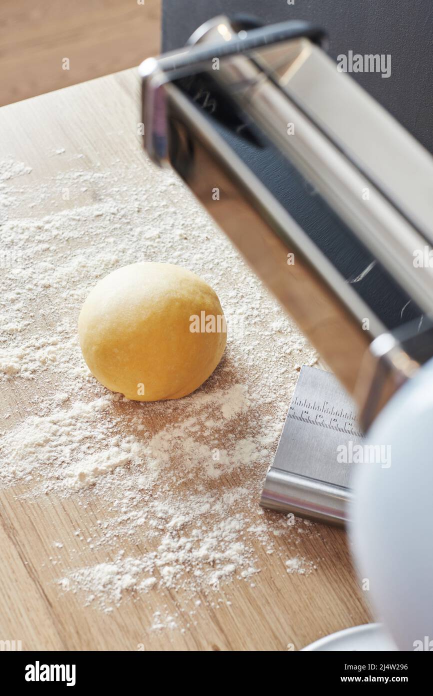 Faire des pâtes maison. Le concept de la nourriture maison saine, traditions italiennes. Photo verticale. Banque D'Images