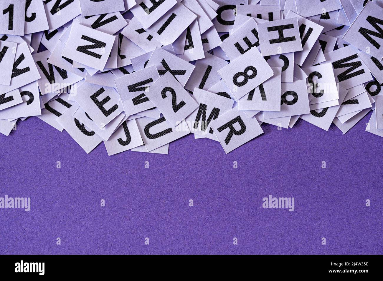 Les chiffres et les lettres sur fond violet avec un espace de copie de fond violet comme idée pour l'information sur l'éducation et les symboles de police. Banque D'Images