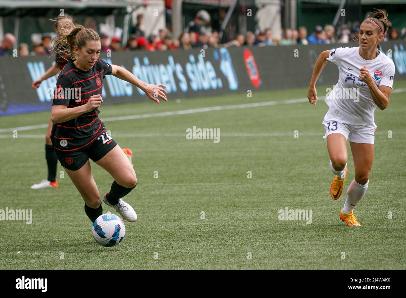 Portland, États-Unis. 17th avril 2022. Morgan Weaver (L) de Portland conserve sa possession. Le Portland Thorns FC a battu la San Diego Wave 3-2 dans la série de la coupe nationale féminine de football d'avant-saison avec trois buts de la première moitié, tout en cédant deux buts dans la seconde moitié. (Photo de John Rudoff/Sipa USA) crédit: SIPA USA/Alay Live News Banque D'Images