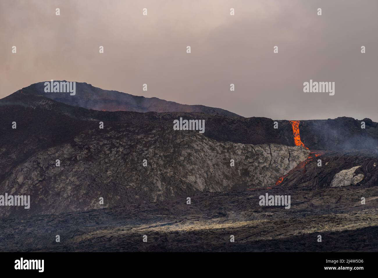 Vue aérienne impressionnante de l'explosion de lave rouge du volcan actif en Islande Banque D'Images