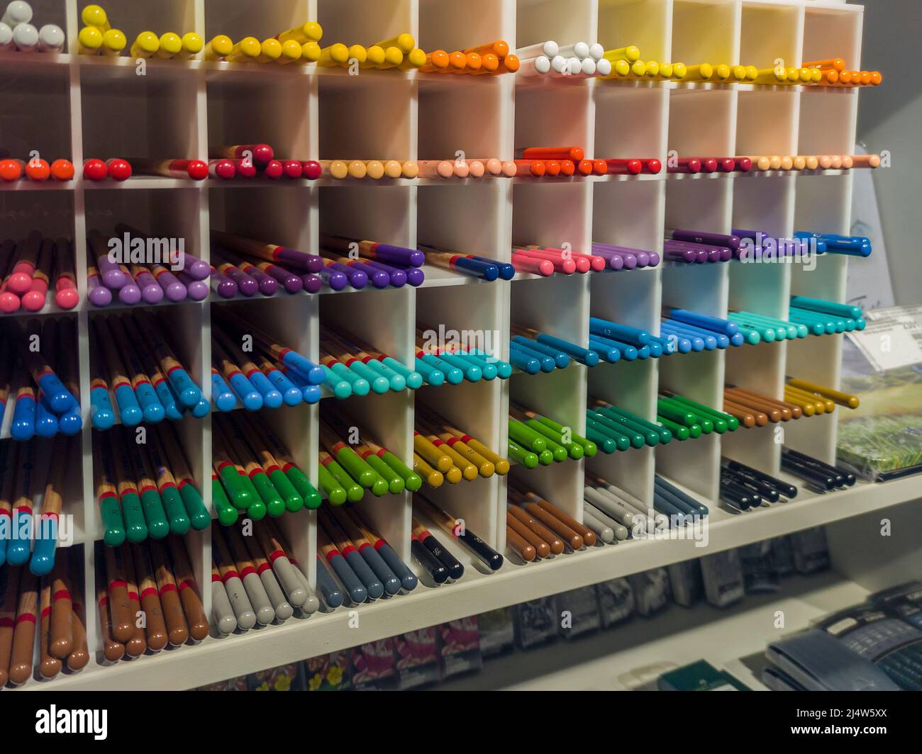 Crayons pastel multicolores dans un magasin d'art, mise au point sélective. Arrière-plan du concept d'art. Arrière-plan flou Banque D'Images