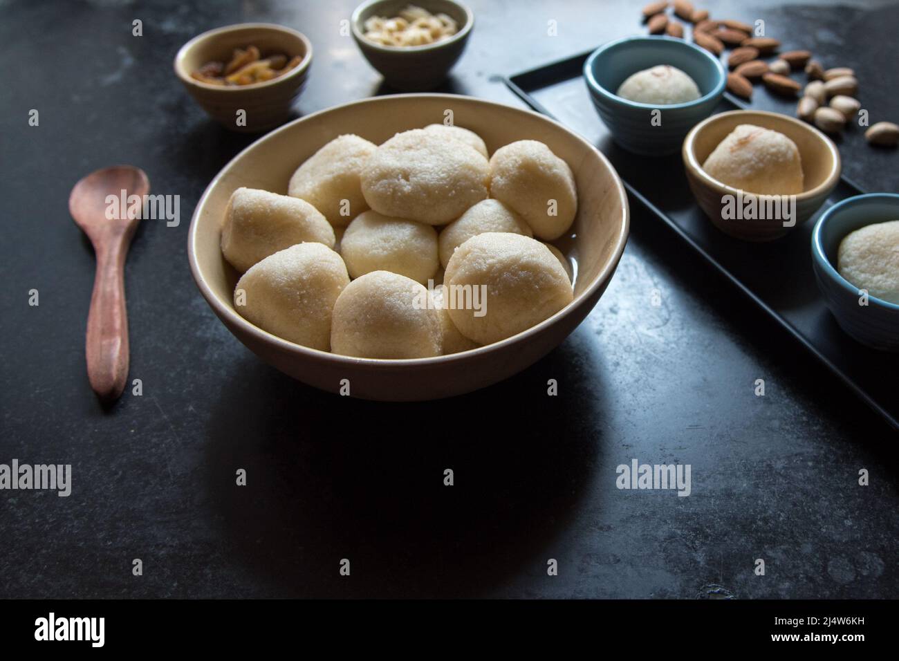 Dessert indien rasgulla ou rosogolla dans un bol. Gros plan, mise au point sélective. Banque D'Images