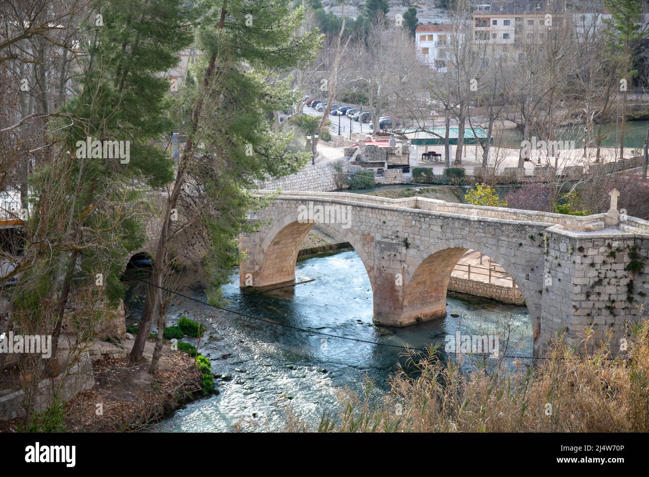Vue sur la ville avec le pont romain, le sentier et l'église de San Andrés. - Alcalá del Júcar Banque D'Images