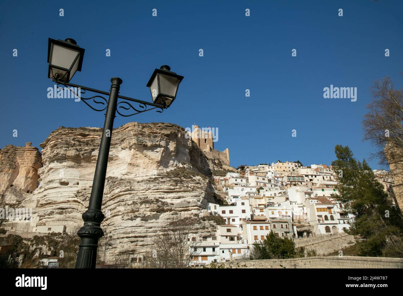 Vue sur le château avec ciel bleu d'en dessous de la falaise. Alcalá del Júcar Banque D'Images