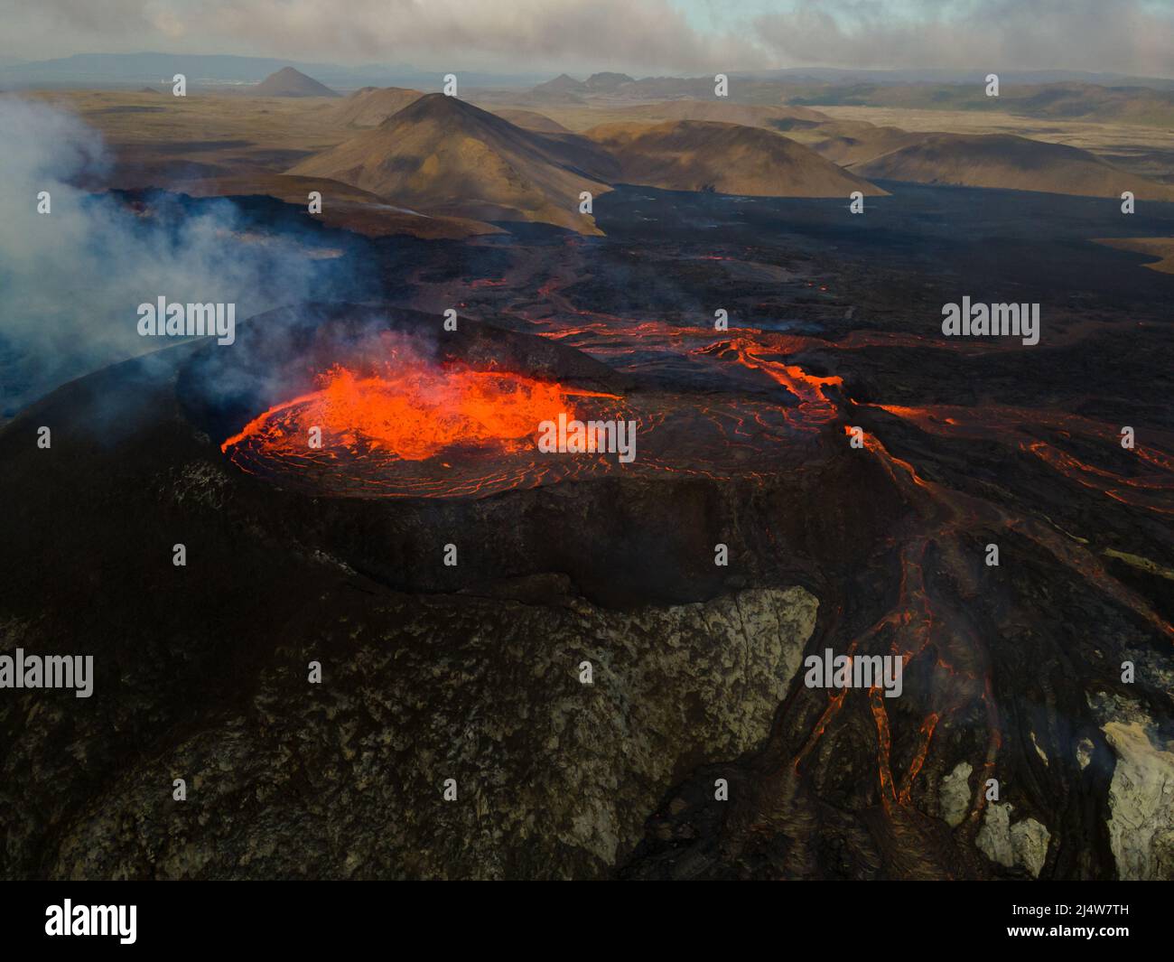 Vue aérienne impressionnante de l'explosion de lave rouge du volcan actif en Islande Banque D'Images