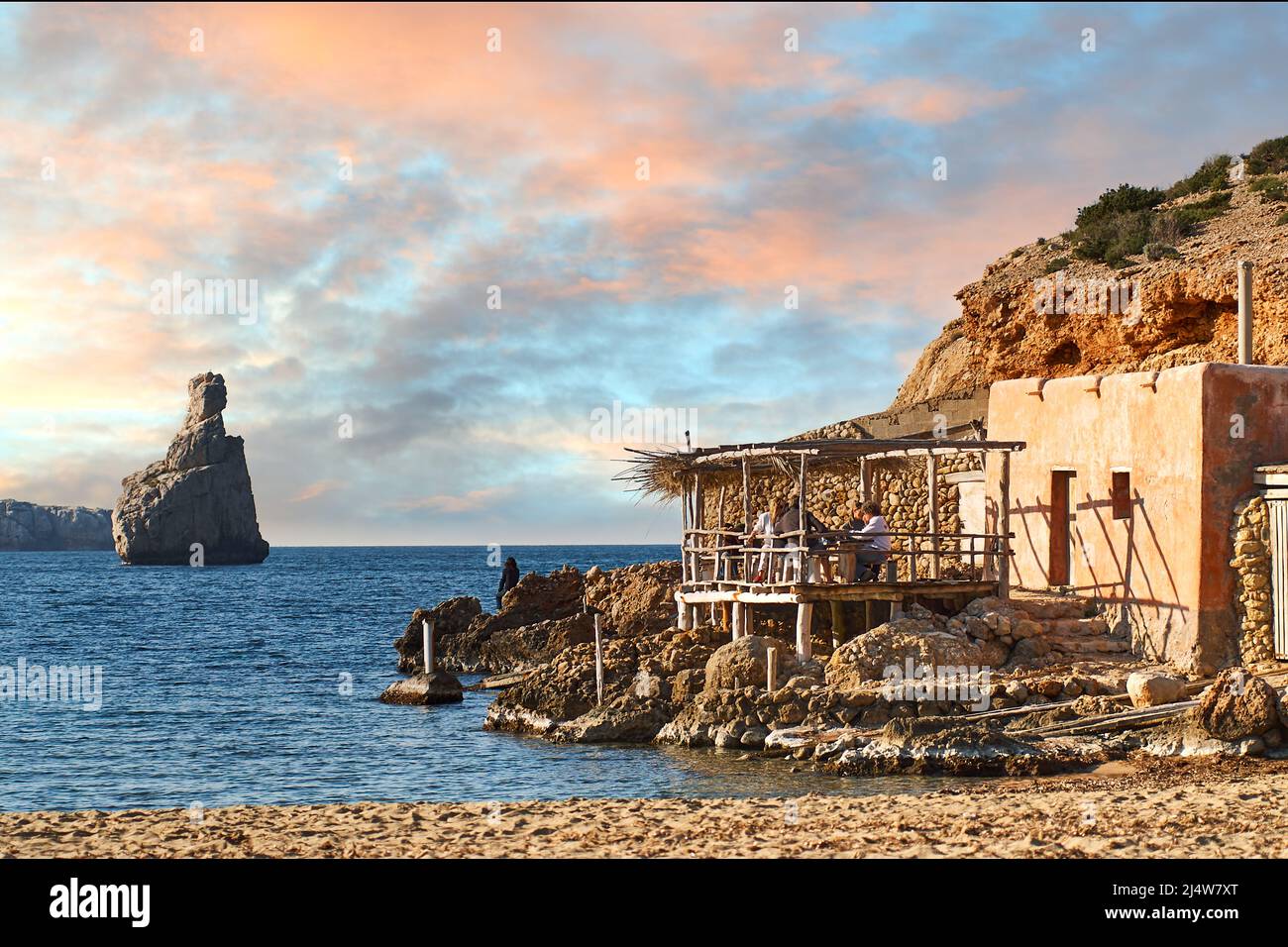Maison De Pêcheur à Vendre Ibiza Personnes sur la terrasse en bois d'une petite maison de pêcheur sur les  rives de la mer Méditerranée à Ibiza avec un beau coucher de soleil Photo  Stock - Alamy