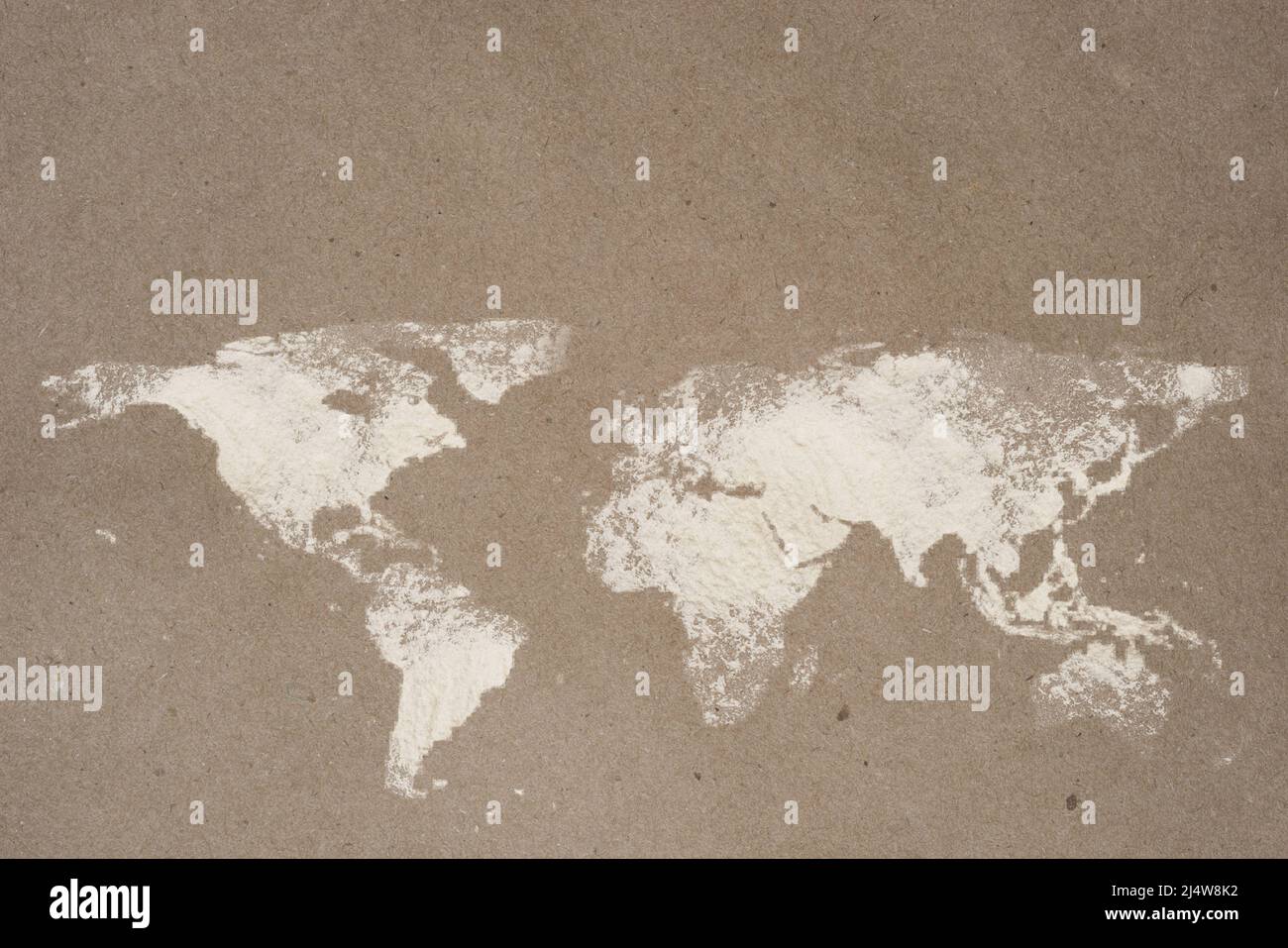 Carte du monde saupoudrée sur papier de farine avec espace de copie. Concept de sécurité alimentaire mondiale. Banque D'Images
