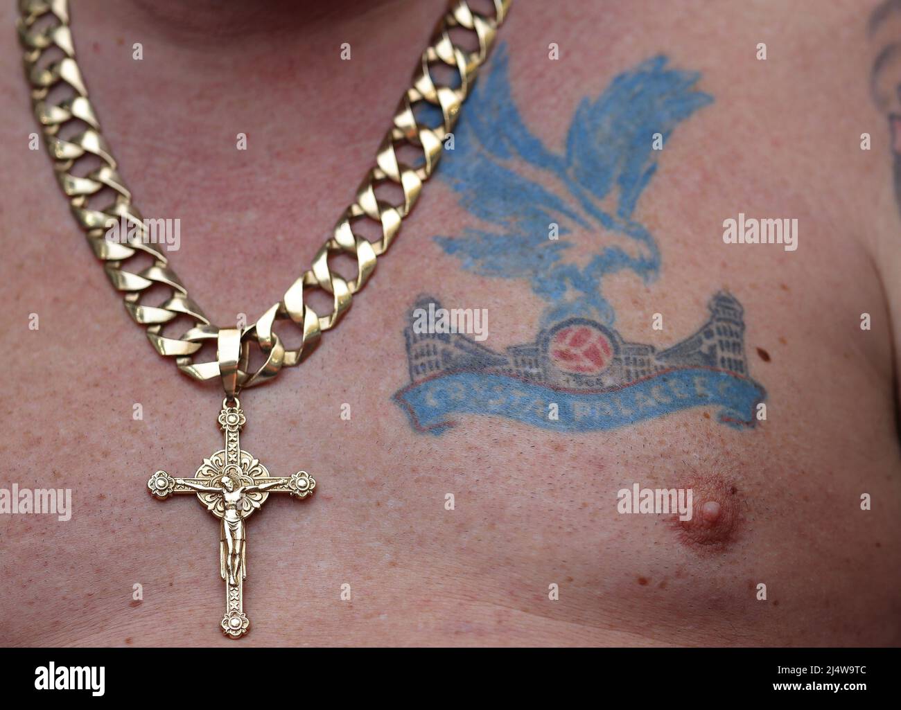 Londres, Royaume-Uni. 17th avril 2022. Un fan de Crystal place porte un tatouage de l'écusson du club sur sa poitrine lors du match de la coupe Emirates FA au stade Wembley, Londres. Le crédit photo devrait se lire: Paul Terry/Sportimage crédit: Sportimage/Alay Live News Banque D'Images