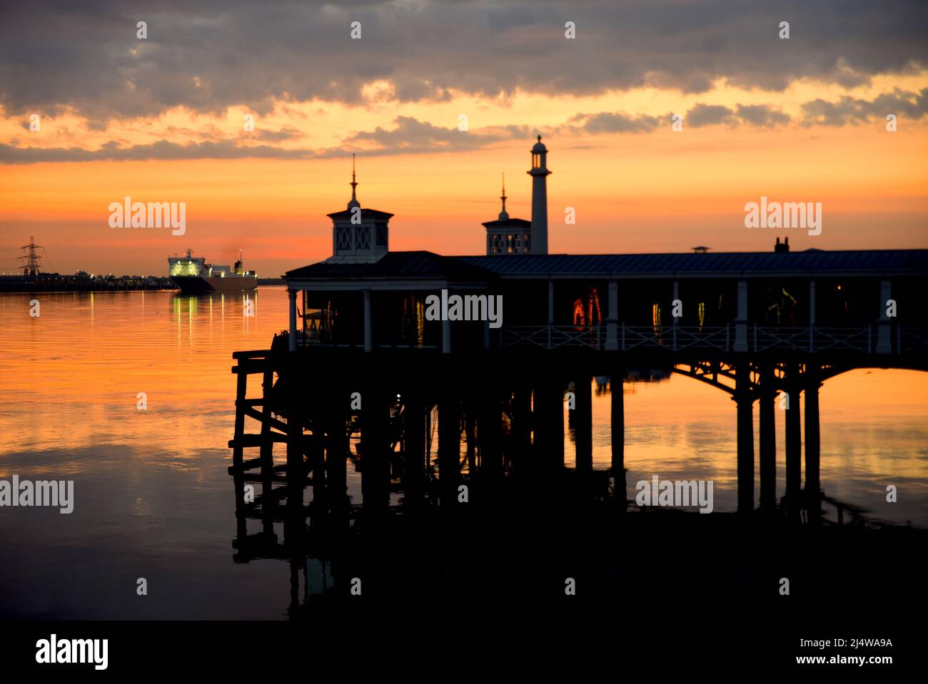 18/04/2022 Gravesend Royaume-Uni le beau temps se poursuit au cours des vacances de la Banque de Pâques lundi que la journée dawns dans la ville de Kent de Gravesend. L'eau calme Banque D'Images