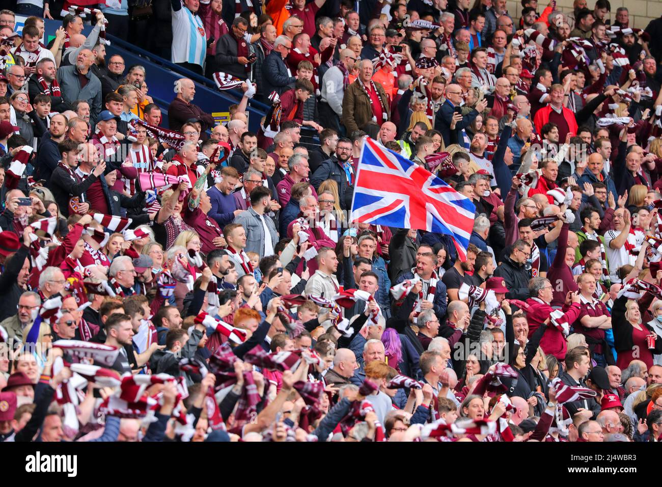 Au cœur des supporters du club de football Midlothian, en signe syndical, sur la terrasse de Hampden Park, à Glasgow, pendant la demi-finale de la coupe écossaise contre Banque D'Images