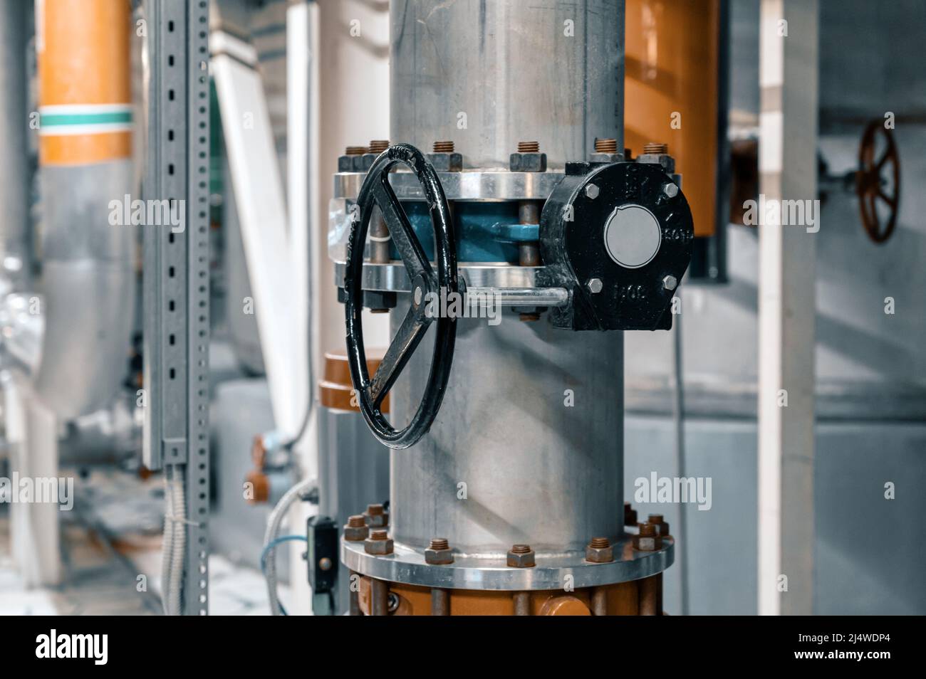 Soupapes de commande de dosage et compteurs de liquide sur le système de tuyauterie Banque D'Images