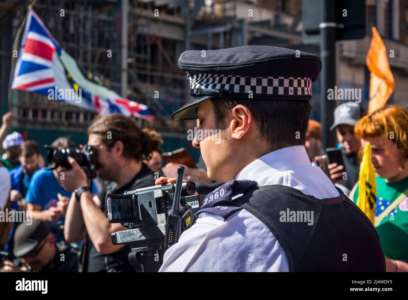 Policier qui filme des manifestants, nous ne serons pas des spectateurs, une manifestation de rébellion d'extinction qui lutte pour la justice climatique, Marble Arch, Londres, Anglais Banque D'Images