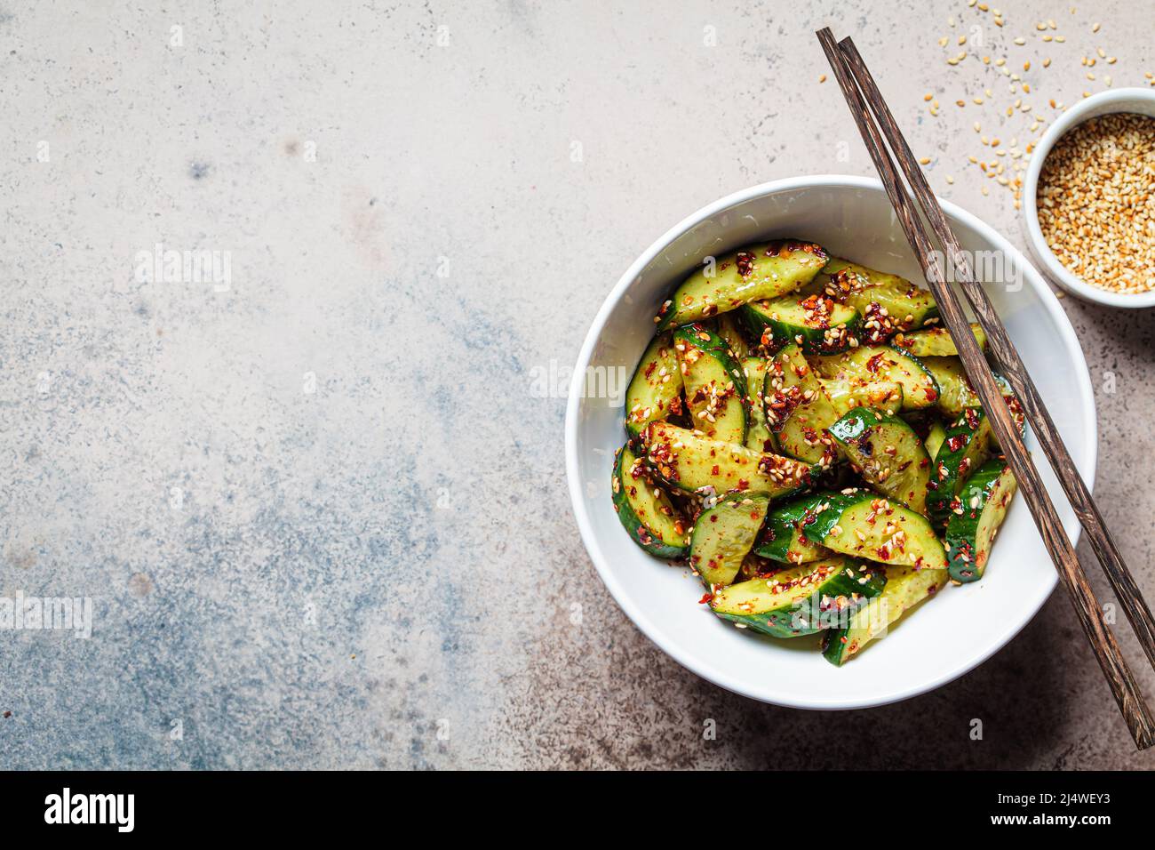 Salade chinoise de concombre écrasée avec piments et graines de sésame, vue du dessus. Banque D'Images