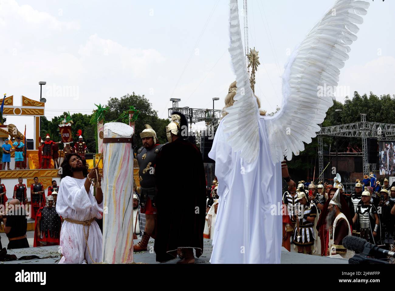 Non exclusif: MEXICO, MEXIQUE - APR 15, 2022: Les dévotés participent au 'Vendredi Saint' dans la représentation 179th de la passion du Christ de Banque D'Images