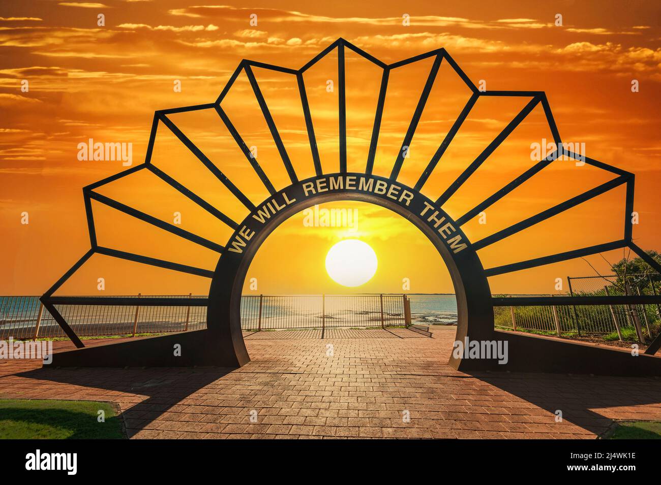 Nous nous souviendrons d'eux monument aux soldats tombés au lever du soleil, Onslow, Pilbara, Australie occidentale, WA, Australie (composite numérique) Banque D'Images