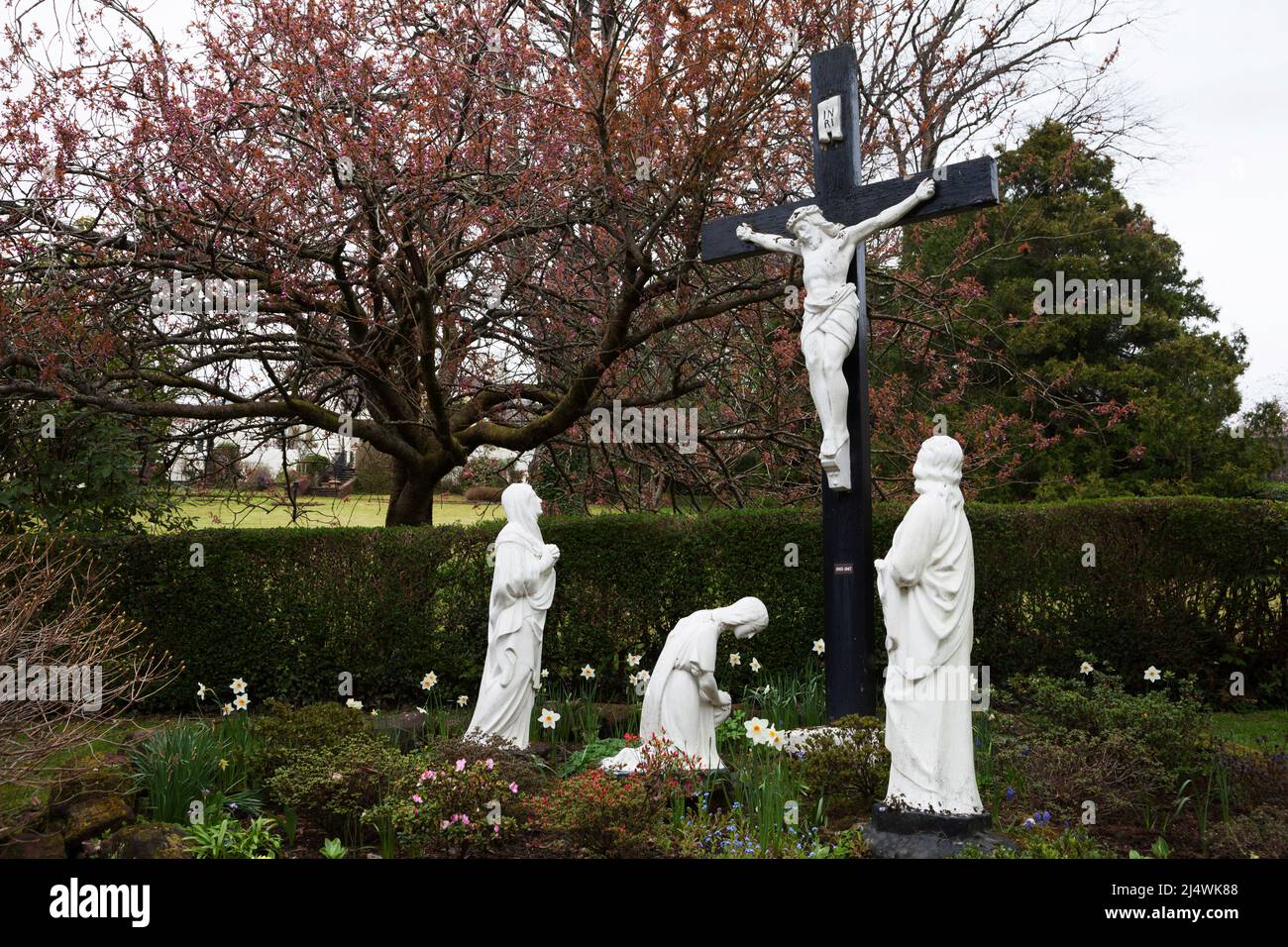 Crucifixion dans le jardin de l'église Saint-Joseph, à Pâques, Helensburgh, Argyll et Bute, Écosse Banque D'Images