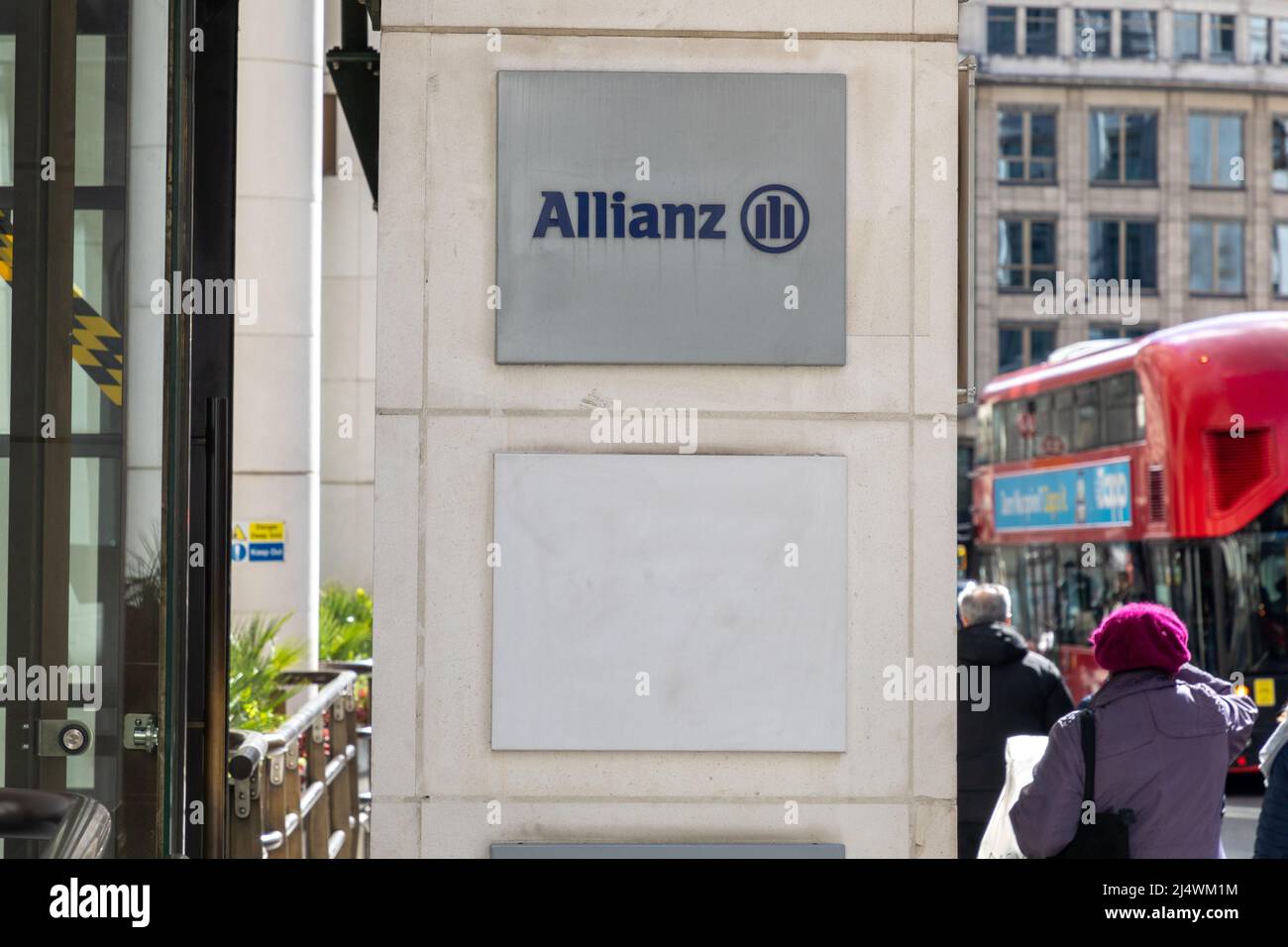 Extérieur du bureau d'Allianz Insurance à Londres montrant une signalisation, Gracechurch Street, Londres Banque D'Images