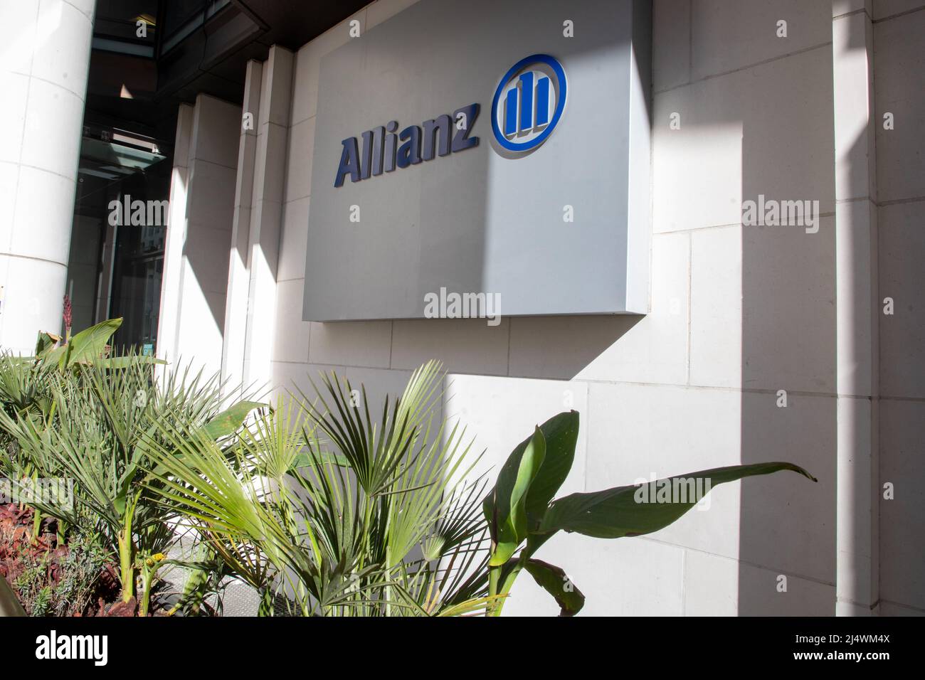 Extérieur du bureau d'Allianz Insurance à Londres montrant une signalisation, Gracechurch Street, Londres Banque D'Images