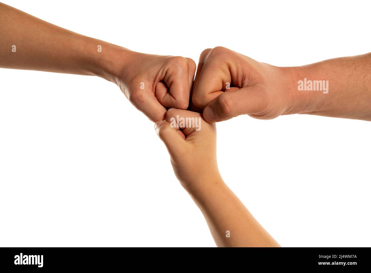 Les mains de famille de différentes générations donnent Fist Bump. Un travail d'équipe réussi avec la communication mains-gestes. Partenariat familial travail familial t Banque D'Images