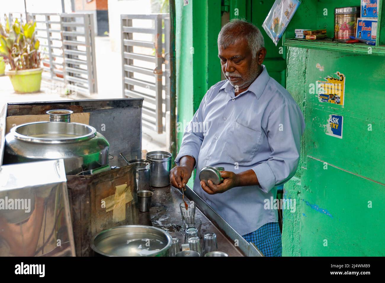 Café de la wala aux personnes âgées faisant du café à Trichy, Tamil Nadu, Inde Banque D'Images