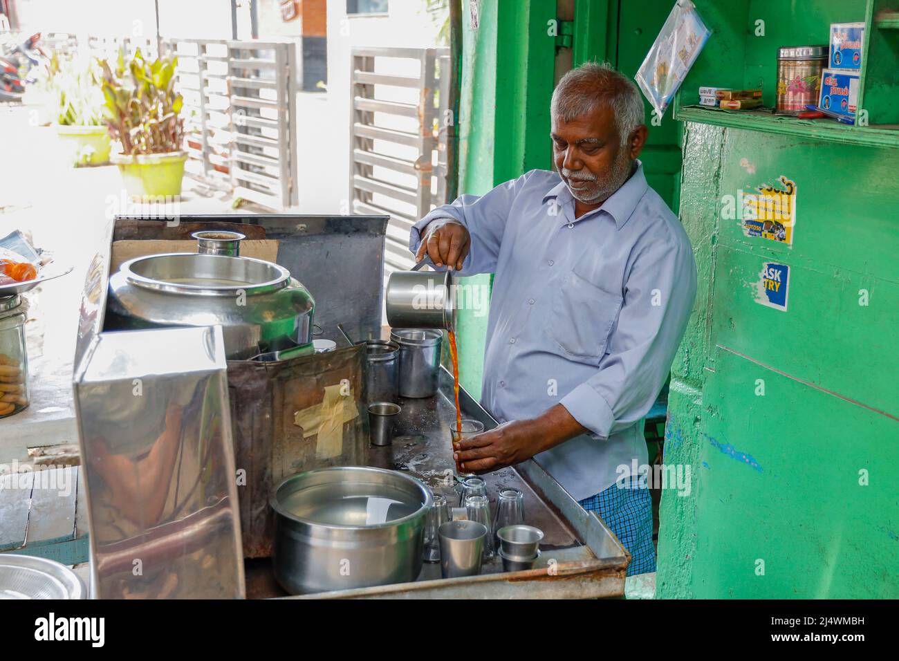 Café de la wala aux personnes âgées faisant du café à Trichy, Tamil Nadu, Inde Banque D'Images