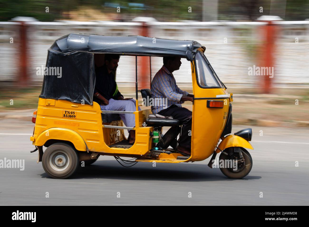 Taxi automobile indien (autorickshaw) dans la rue, Trichy, Tamil Nadu, Inde Banque D'Images