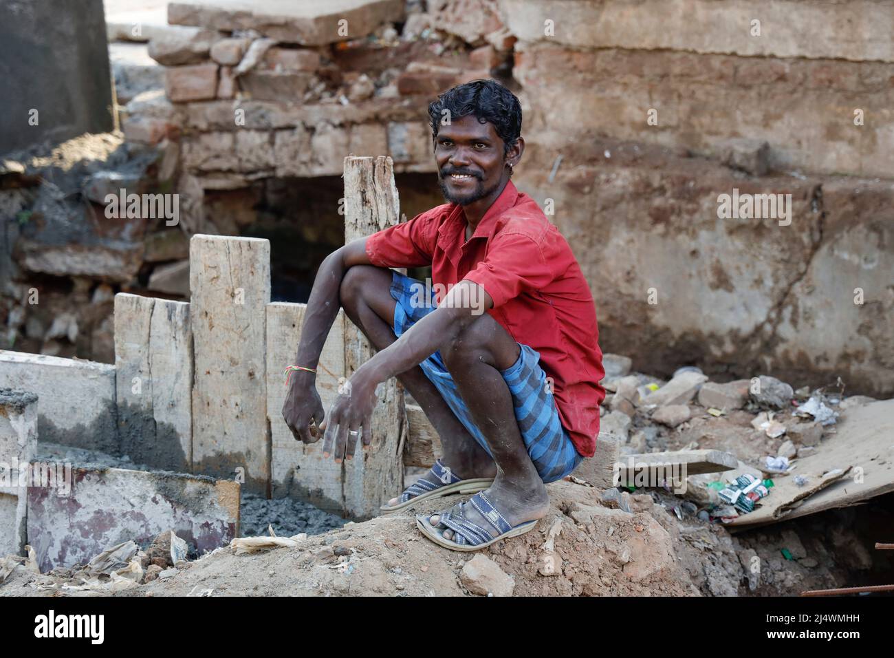 Travailleur indien sur un chantier de construction à Trichy, Tamil Nadu, Inde Banque D'Images