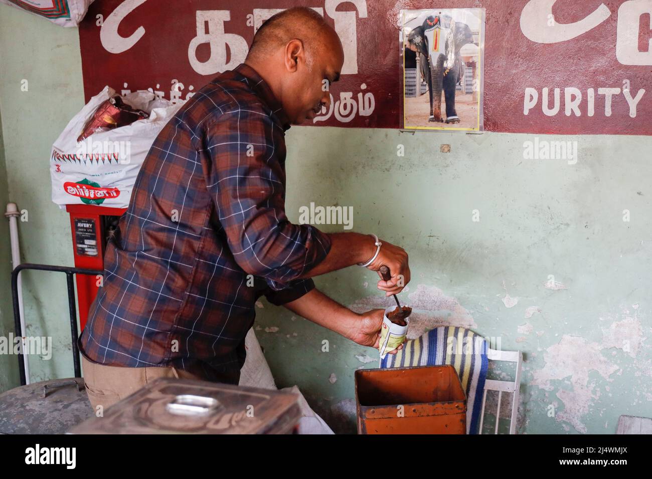 Vendeur de café dans son magasin de Trichy, Tamil Nadu, Inde Banque D'Images