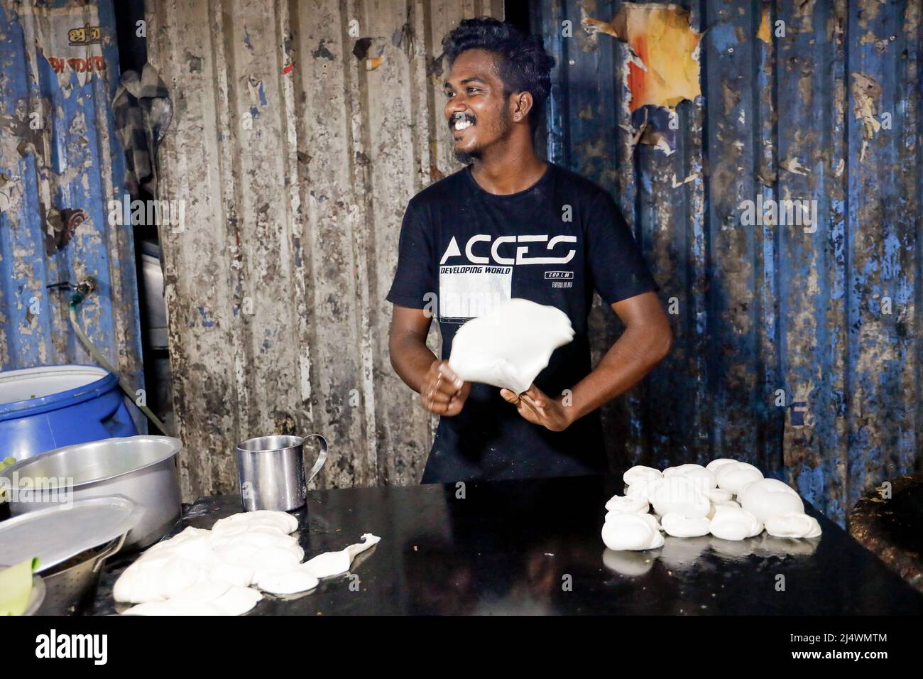 Homme dans la rue de la cuisine de la fabrication de Parota/Parata à Trichy, Tamil Nadu, Inde Banque D'Images