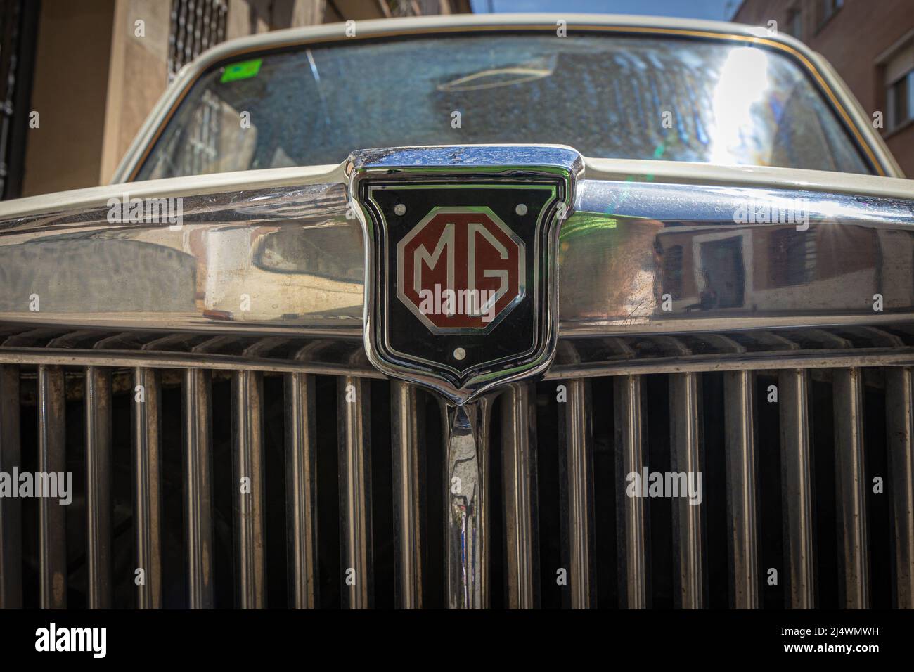 SABADELL, ESPAGNE-1 JUIN 2021 : logo Real MG sur le capot de la voiture Banque D'Images