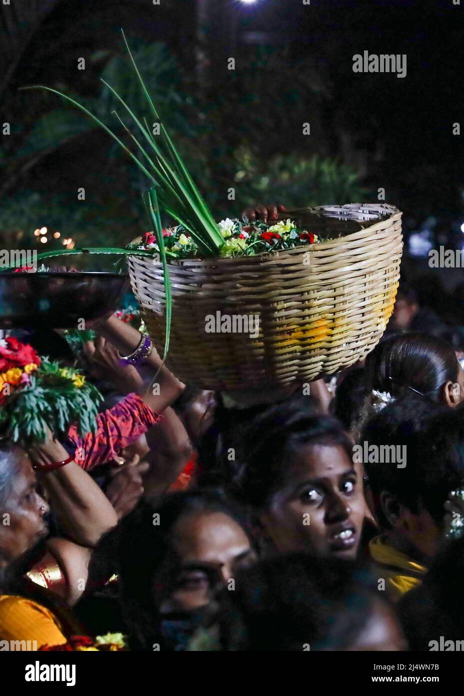 Des femmes portant des offrandes à la tête lors d'un festival religieux à Trichy, Tamil Nadu, Inde Banque D'Images