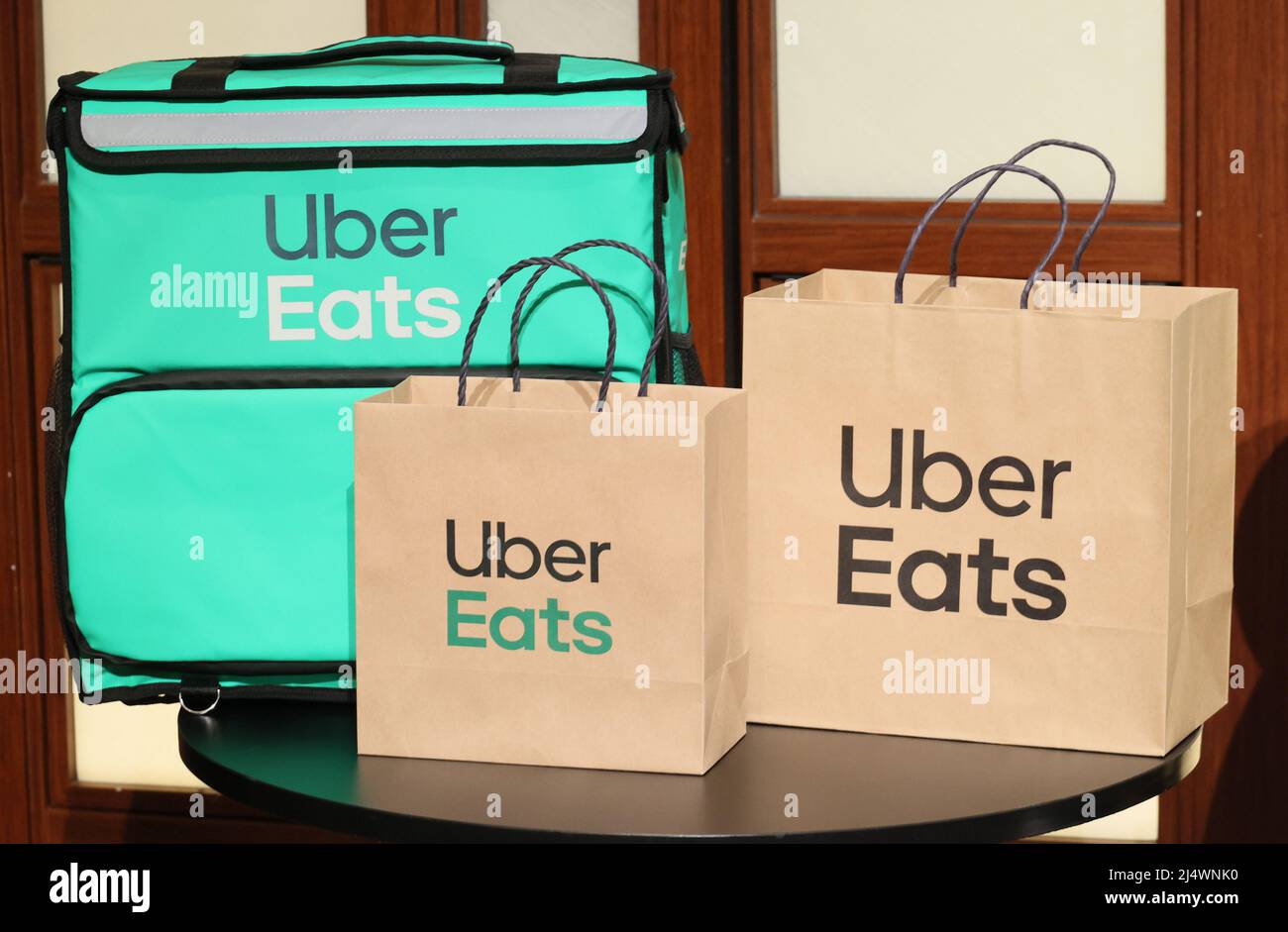 Tokyo, Japon. 18th avril 2022. Des sacs d'achats et un sac de livraison d'Uber  Eats sont présentés alors que Uber Eats Japon et le géant japonais de  l'e-commerce Rakuten annoncent de collaborer