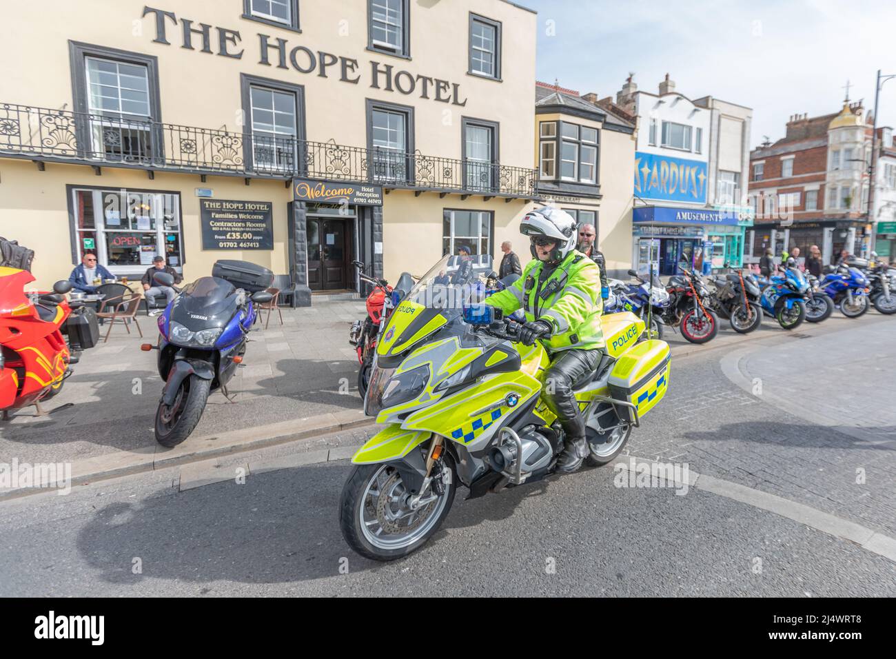 Southend on Sea, Royaume-Uni. 18th avril 2022. Agent de moto de police d'Essex sur une BMW 1250RT, à l'extérieur de l'hôtel Hope. Des milliers de motards se dirigent vers Southend pour le rallye annuel de moto Shakedown du lundi de Pâques. C'est la première fois que l'événement a lieu depuis 2019 en raison des restrictions de Covid-19. Penelope Barritt/Alamy Live News Banque D'Images