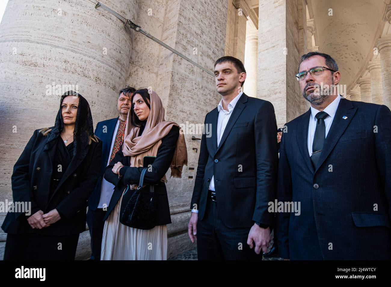 Vatican, Vatican. 17th avril 2022. Les membres du Parlement ukrainien Olena Khomenko (L), Maria Mezentseva (L3), le maire de Melitopol Ivan Fedorov (R2) et l'ambassadeur d'Ukraine au Saint-Siège Andrii Yurash (R) sur la place Saint-Pierre, dans la Cité du Vatican. Crédit : SOPA Images Limited/Alamy Live News Banque D'Images