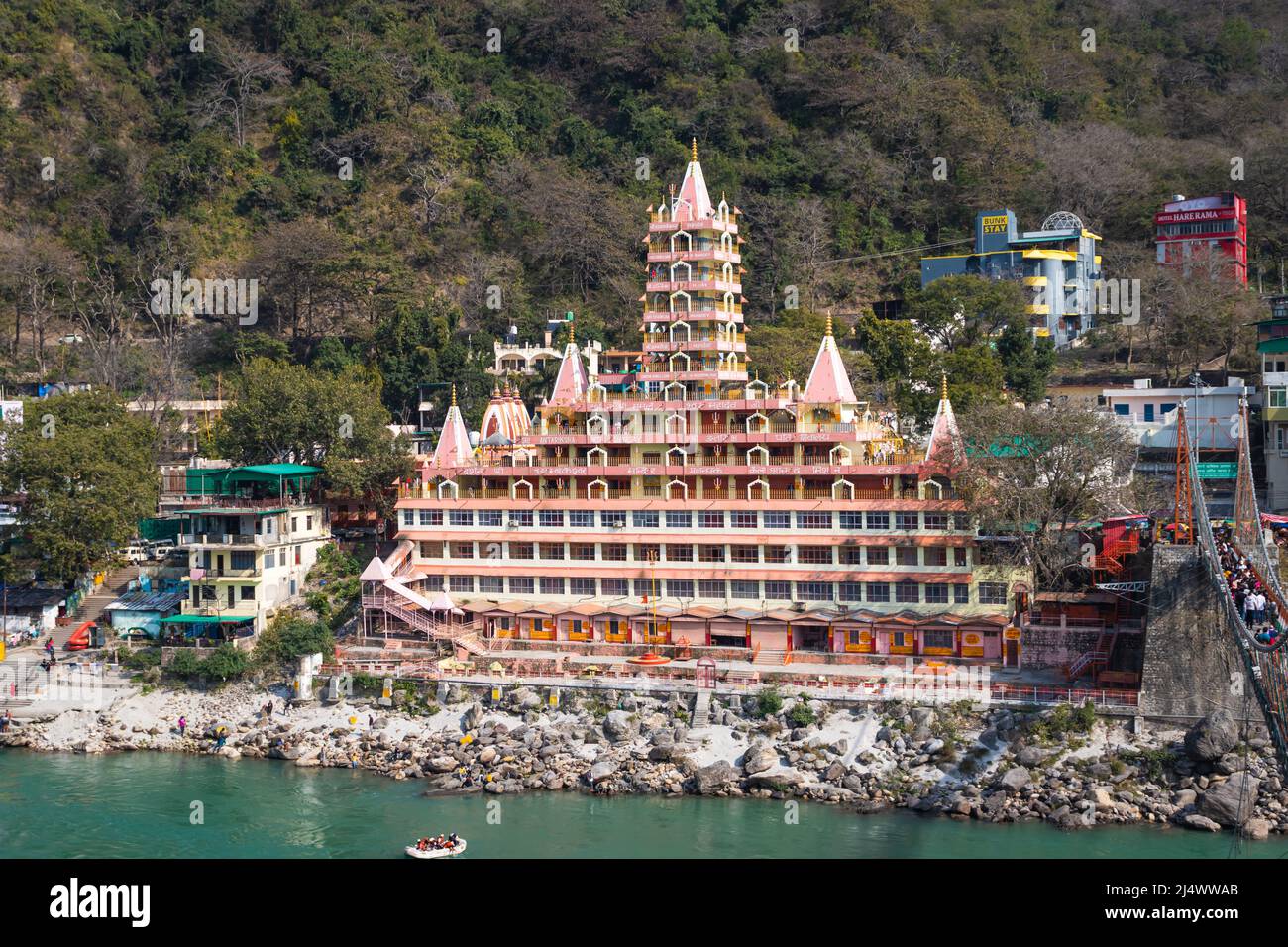 L'ancien temple hindou à la rive de la rivière ganges au jour de l'image d'angle plat est prise au temple de trimbakeshwar lakshman jhula rishikesh uttrakhet inde sur M Banque D'Images
