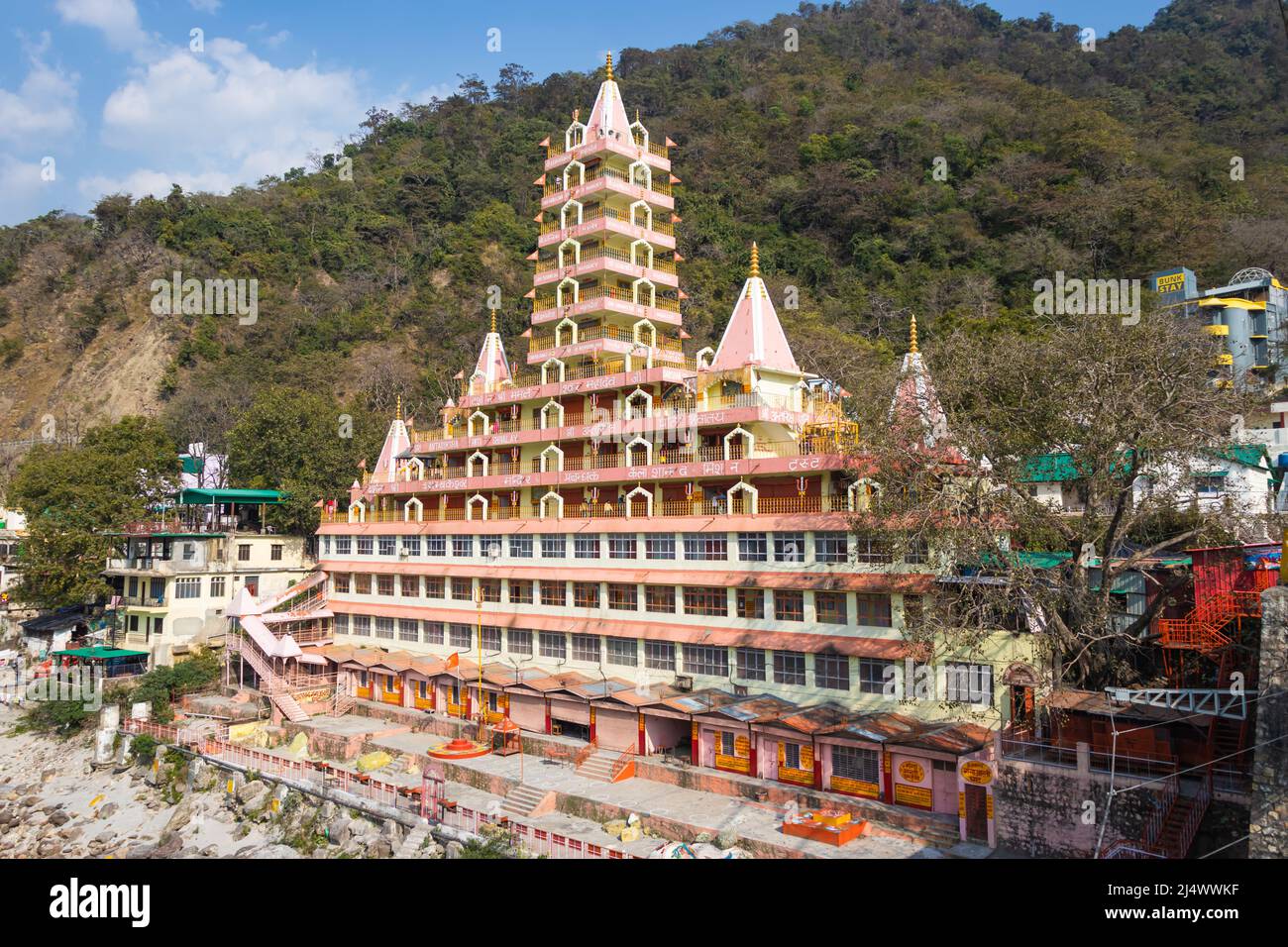 Le temple hindou antique de plusieurs étages à la journée de l'image d'angle plat est pris au temple de trimbakeshwar lakshman jhula rishikesh uttrakhhand inde le 15 2022 mars Banque D'Images
