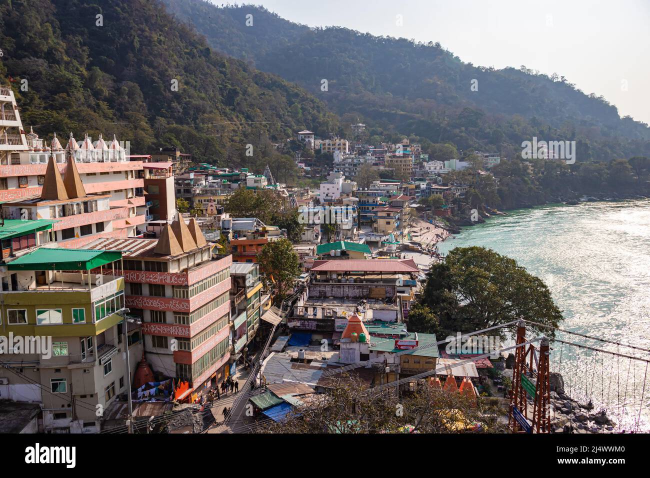 maison de ville sur la rive du fleuve ganges avec la montagne le matin de l'image plate angle est prise au temple de trimbakeshwar lakshman jhula rishikesh uttrak Banque D'Images