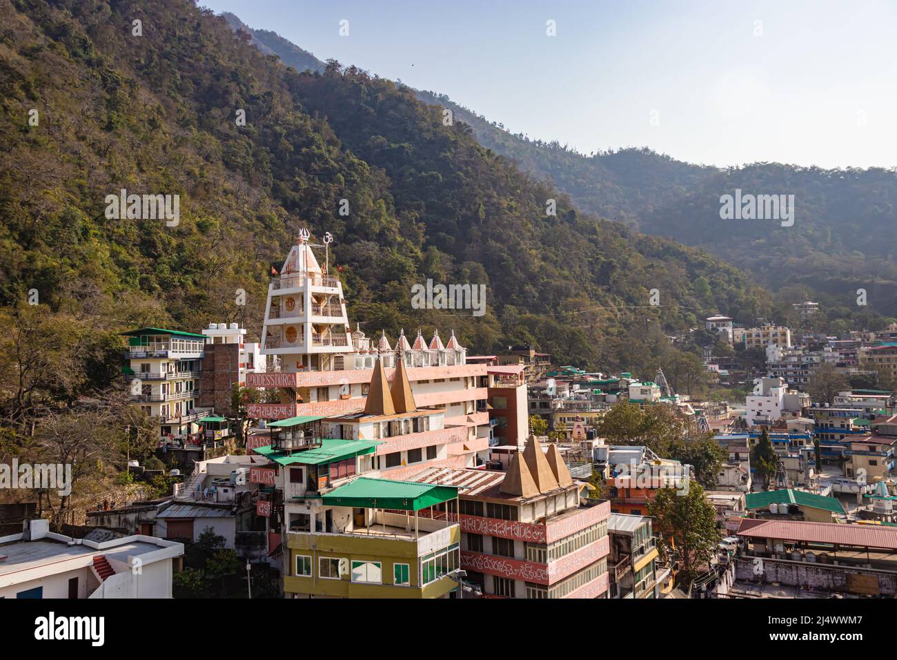 Ville la maison surpeuplée avec la montagne le matin de l'image d'angle plat est prise au temple de trimbakeshwar lakshman jhula rishikesh uttrakhand inde le 15 mars Banque D'Images