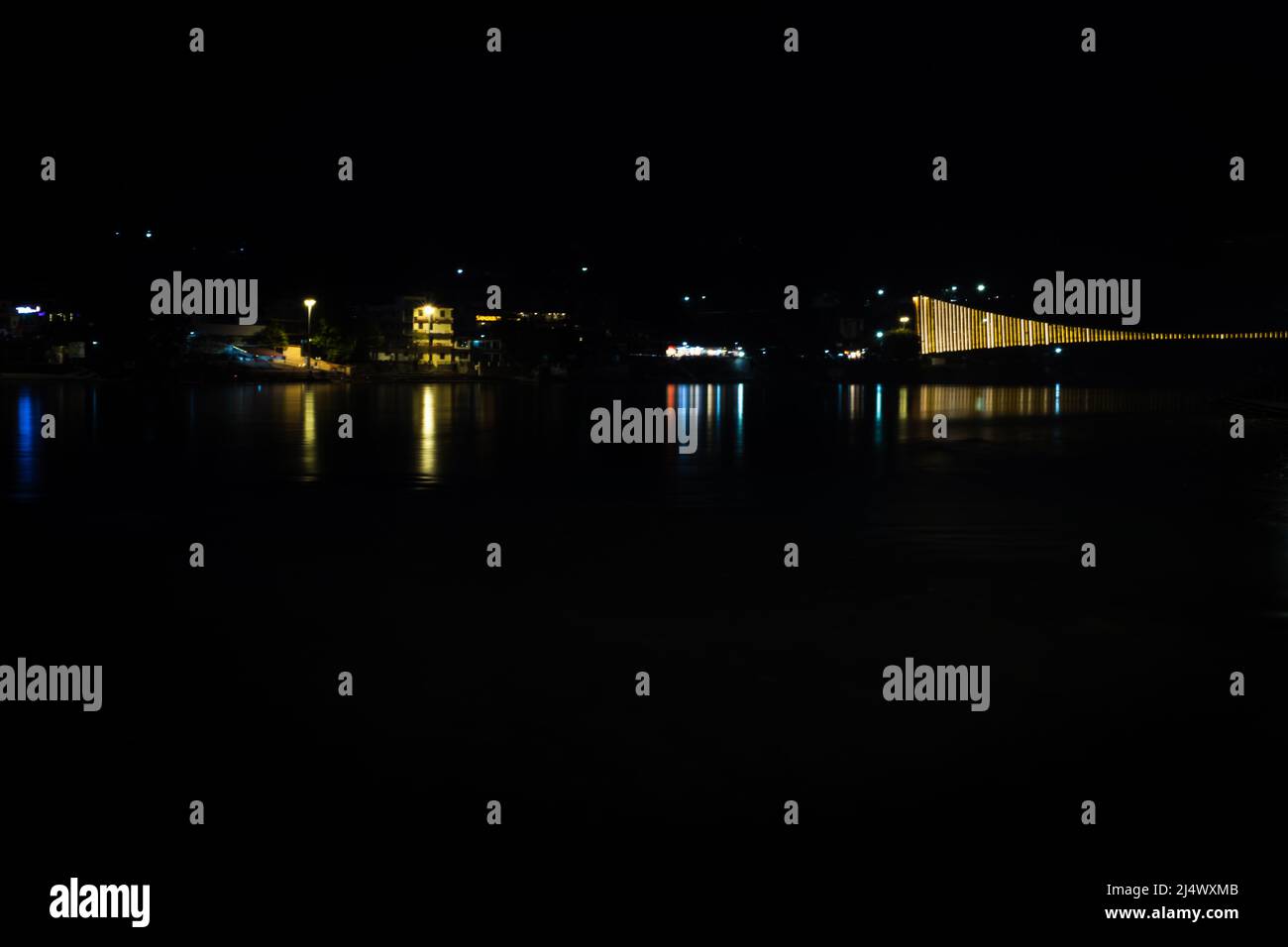 vue de nuit de la ville avec réflexion de l'eau la nuit longue exposition image prise est à rishikesh uttrakhet inde. Banque D'Images