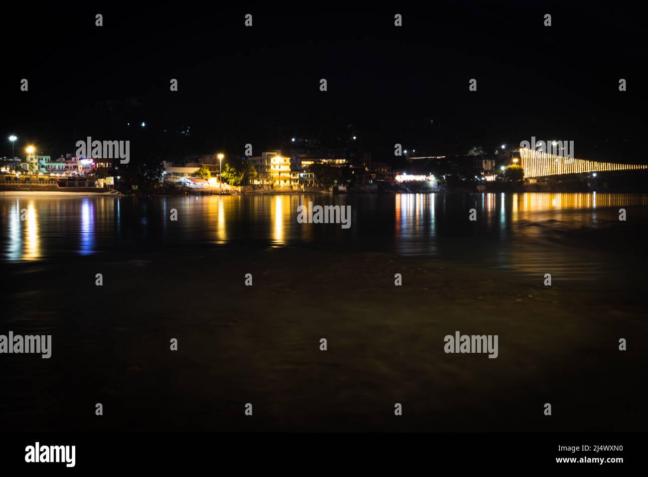 vue de nuit de la ville avec réflexion de l'eau la nuit longue exposition image prise est à rishikesh uttrakhet inde. Banque D'Images
