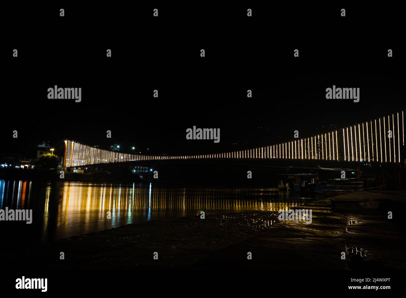 pont de suspension de fer éclairé avec des lumières de ferry avec réflexion d'eau de différents angles image est prise à rishikesh uttrakhet inde. Banque D'Images