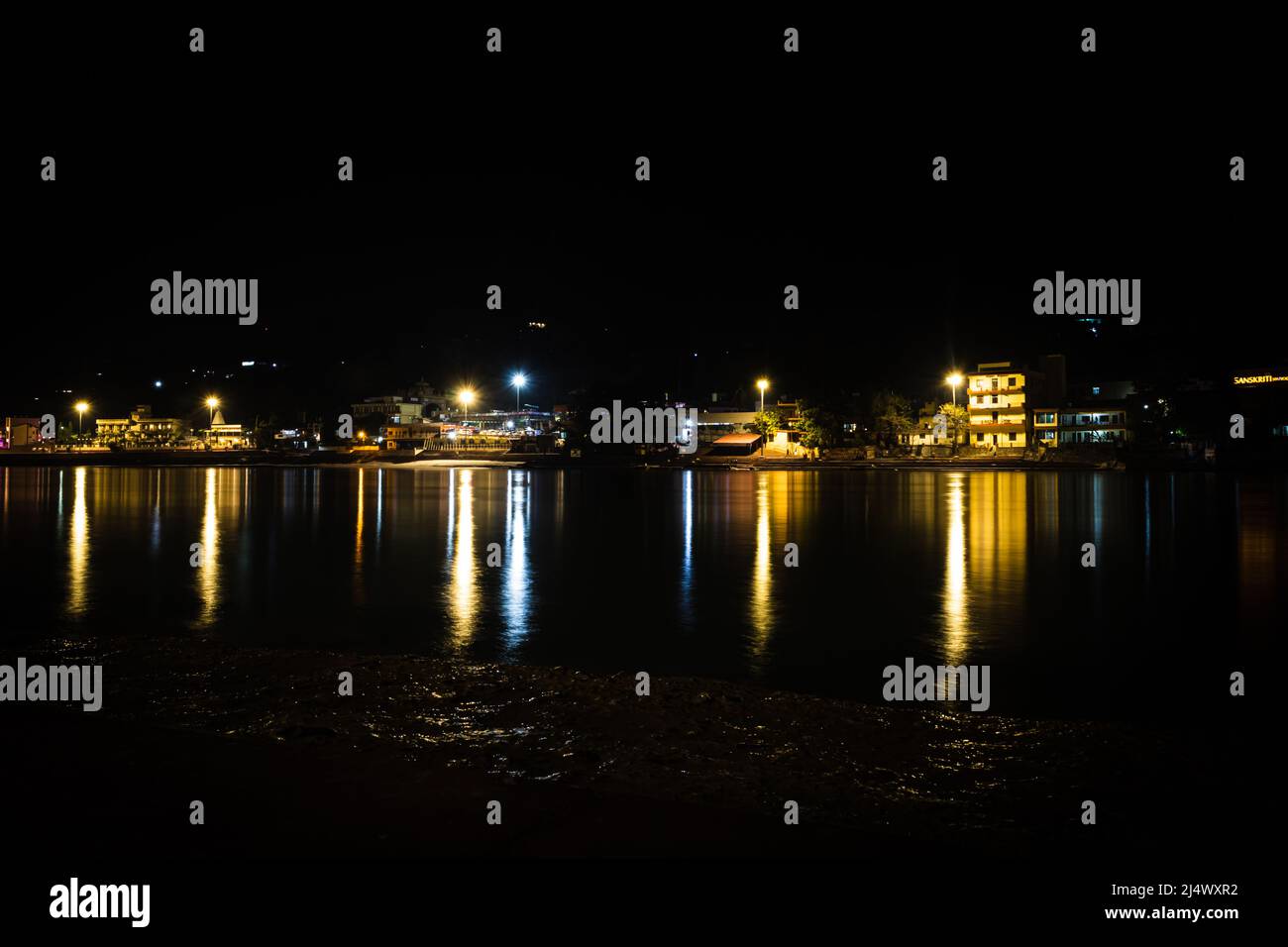 vue de nuit de la ville avec réflexion de l'eau la nuit longue exposition image prise est à rishikesh uttrakhet inde. Banque D'Images