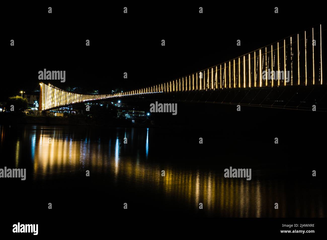 pont de suspension de fer éclairé avec des lumières de ferry avec réflexion d'eau de différents angles image est prise à rishikesh uttrakhet inde. Banque D'Images